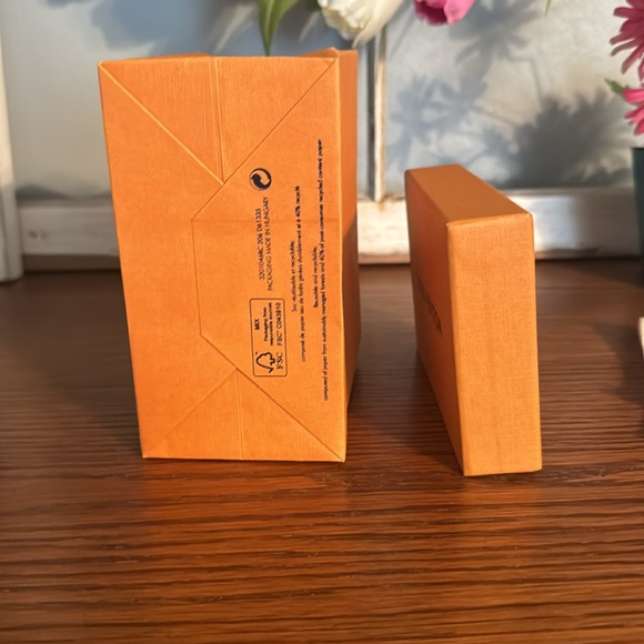 Louis Vuitton Gift Bag, Box and Dust bag - Picture 2 of 4